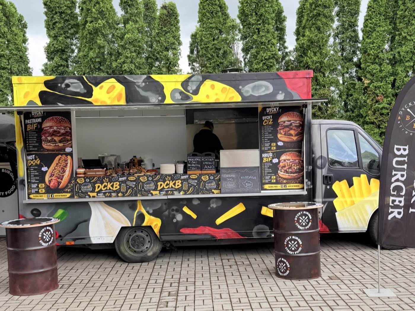 Foodtruck Dycky Burger s otevřeným okýnkem a nabídkou
