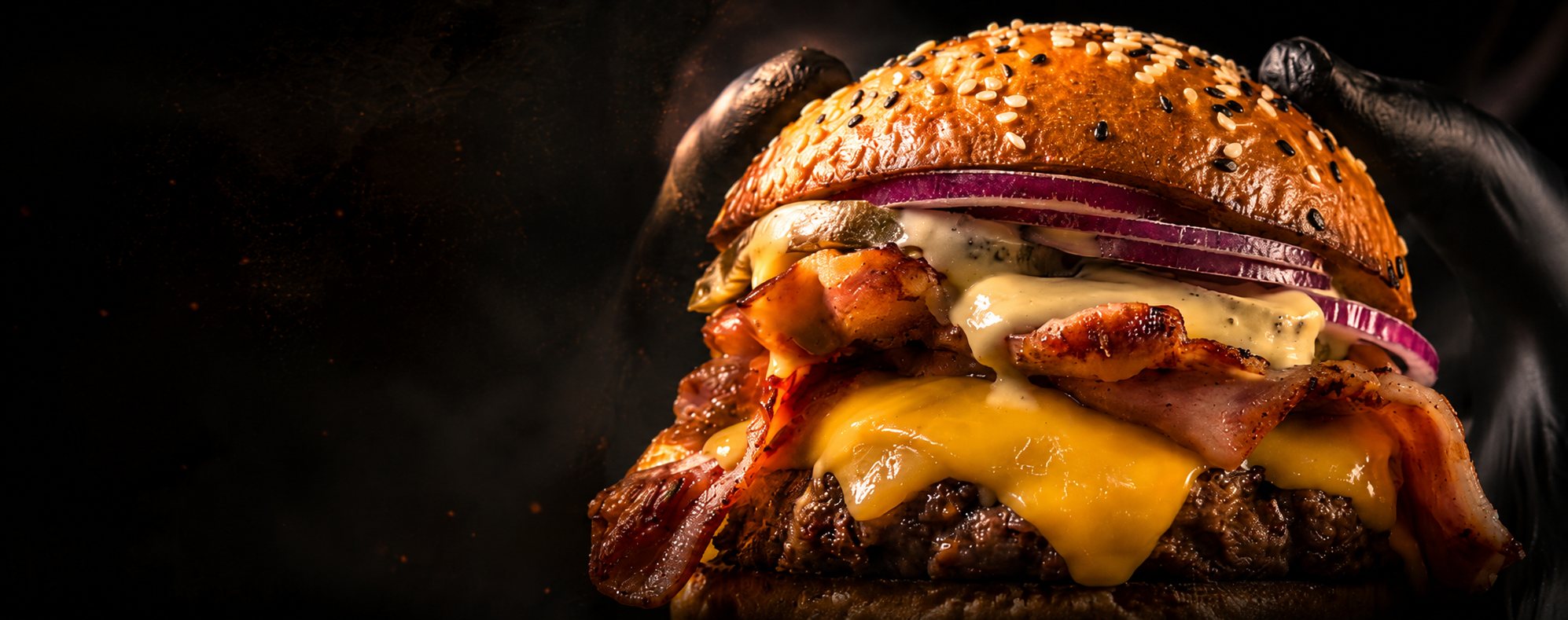 Burger Dycky Burger – slanina, čedar a červená cibule