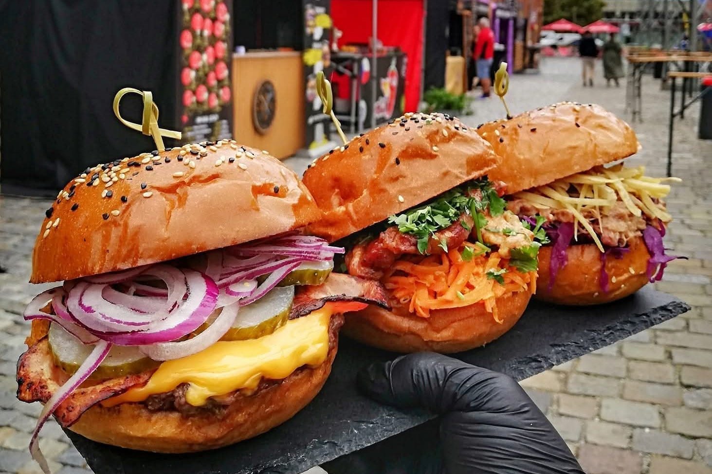 Tři burgery Dycky Burger na břidlici před naším stánkem na Burger Street Festivalu u Vaňkovky